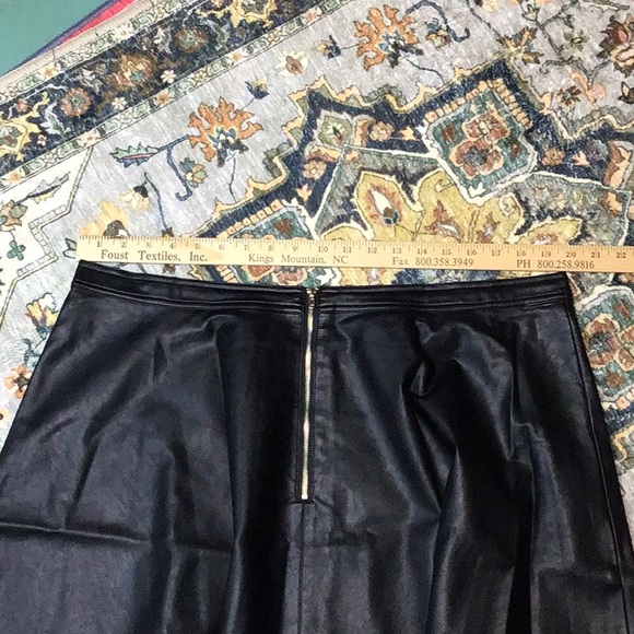 🎵 FASHION TO FIGURE Black Faux Leather Lined 2X Skater Skirt Back Gold Zip - Picture 4 of 6